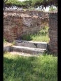 07336 ostia - regio iv - insula iii - domus delle colonne (iv,iii,1) - treppe zum suedkorridor - 06-2024.jpg